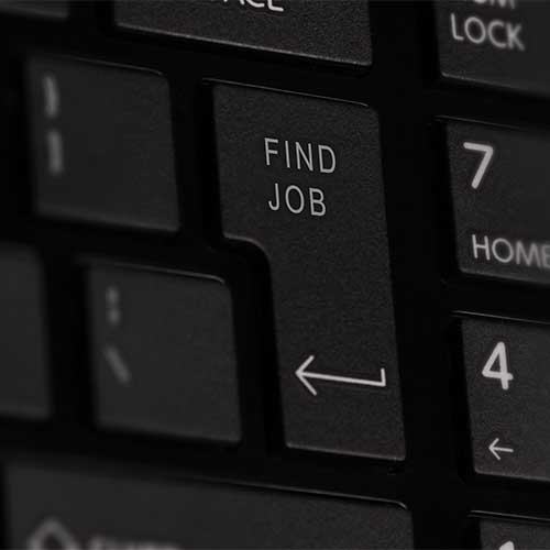 Schwarze Tastatur mit einer Enter-Taste, auf der steht: FIND JOB.
