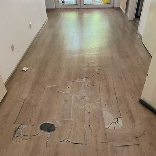 Leere Wohnung mit Renovierungsarbeiten am Bodenbelag