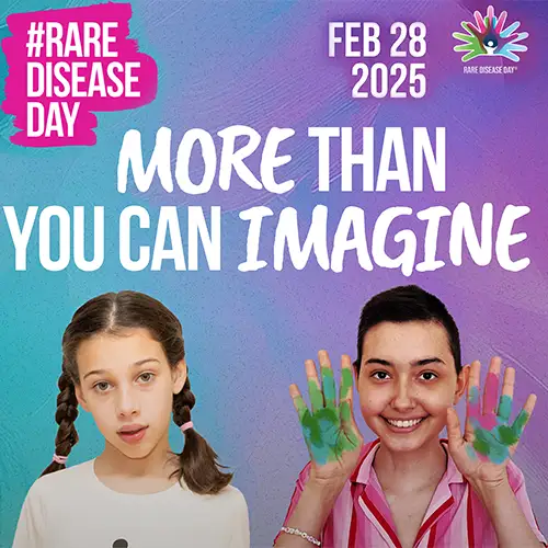 Ein farbenfrohes Poster zum Rare Disease Day 2025 mit dem Slogan „More Than You Can Imagine“, das fünf junge Menschen zeigt – zwei mit bemalten Gesichtern und drei davon blicken direkt nach vorne.