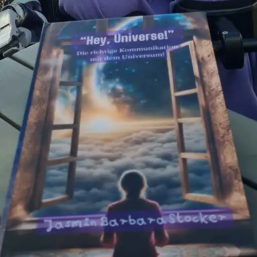 Jasmins selbstgeschriebenes Buch auf einem Tisch. 