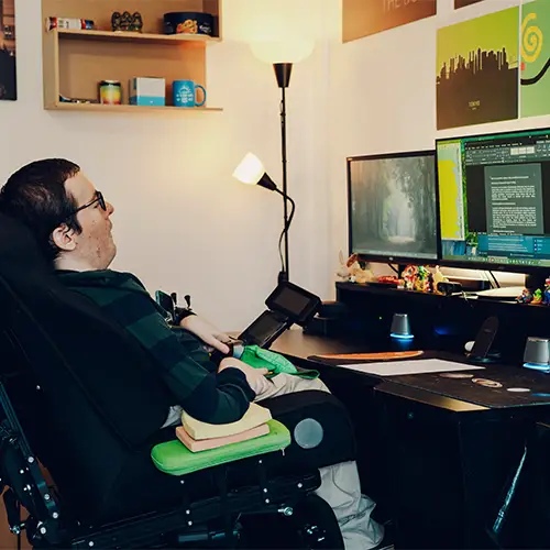 Ein Foto von Roberto, wie er an seinem Arbeitsplatz vor dem Computer sitzt und sich etwas durchliest.