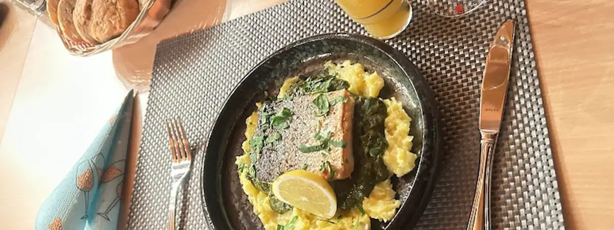 Gedeckter Tisch mit ansprechend angerichtetem Essen und Getränk