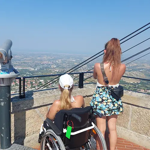 Ein Foto von Liv und ihrer Freundin, die beide auf einer Aussichtsplattform stehen und die Aussicht bei sonnigem Wetter genießen.