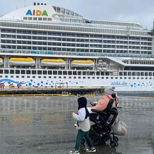 Ein Foto von Alina mit ihrem Sohn auf dem Parkplatz vor dem AIDA-Schiff.