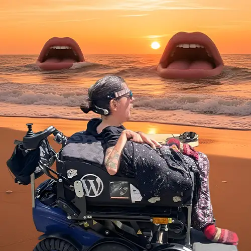 Christian sitzt in seinem eRollstuhl und steht seitlich vor einer Kunstinstalltion auf der offene Münder auf Wellen am Strand bei Sonnenuntergang zu sehen sind.