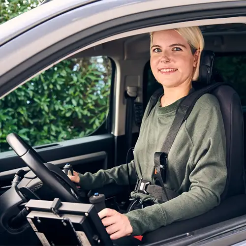 Alina am Steuer ihres umgebauten Autos sitzend