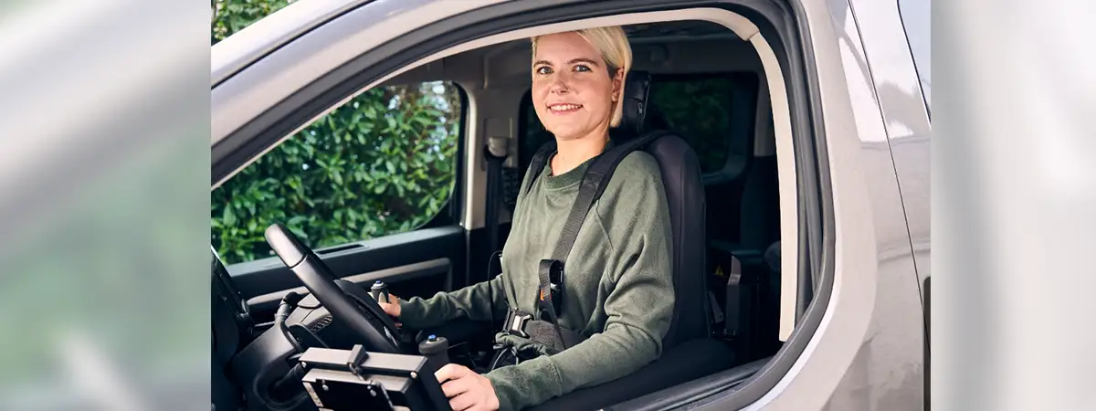 Alina am Steuer ihres umgebauten Autos sitzend