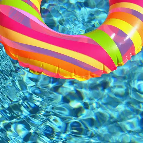 Ein bunter Schwimmring schwimmt in einem Schwimmbecken