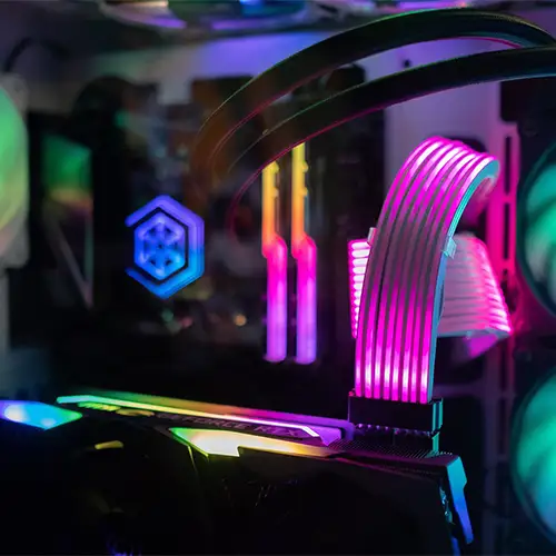 Die Hardware eines PC´s erleuchtet in bunten Farben. 