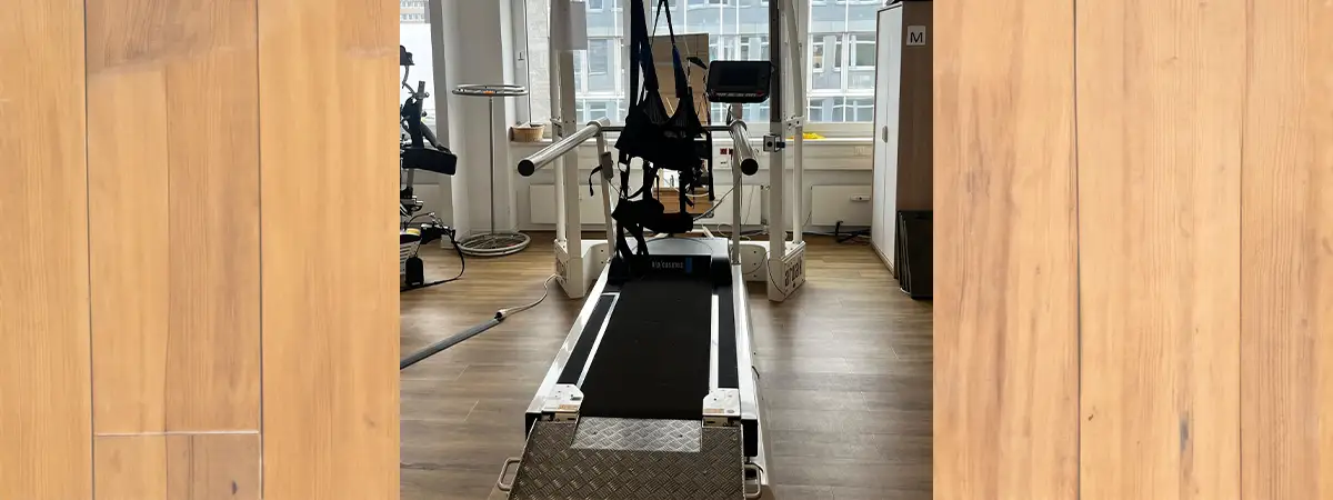 Physiotherapieraum mit Gangtrainer und Blick auf Fenster nach draußen