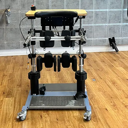 Physiotherapieraum mit Steh- und Balancetrainer; an der Wand sind ein Basketballkorb und verschiedene Therapie-Hilfsmittel befestigt